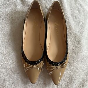 NWT tan patent leather dress flats w/blk  scallop trim & bow sz 8M Ivanka Trump